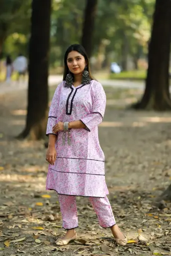 Printed Cotton Two Piece  সেলোয়ার-কামিজ। পেন্ট & সেলোয়ার সেম। সুতি কাপড়। কামিজ লং ৪২ ইঞ্চি। বডি সাইজ ৪০-৪২ পর্যন্ত পরা যাবে।